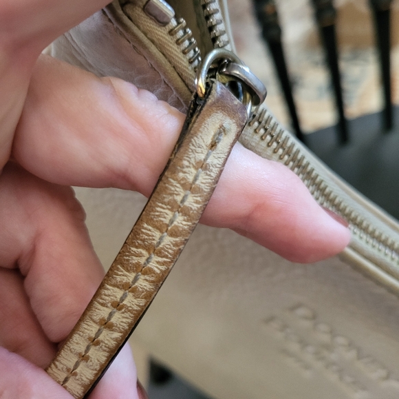 Dooney and Bourke vintage Ivory pebbled medium hobo shoulder bag. - Picture 10 of 16